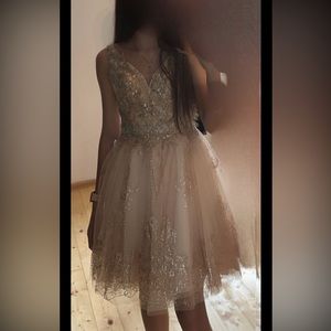 A dress which you can wear to weedings party’s and more.